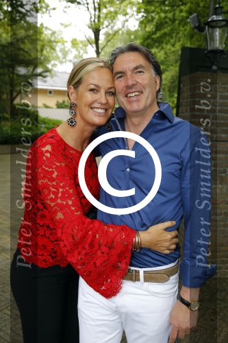 Blaricum 14 juni 2015
Rene Froger heeft een surprise feestje voor zijn vrouw Natasja georganiseerd voor haar 50e verjaardag. Het feest vindt plaats in de tuin van hun huis. Mirian van Kampen met vriend