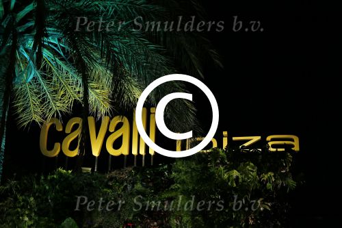 ibiza 7 augustus 2015
Maurice Mobetie (Momo) de ex vriend van Sylvie Meis wordt geintervieuwd voor het duitse blad Gala in zijn club Cavalli ibiza