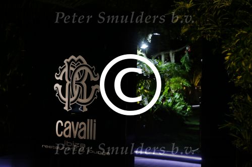 ibiza 7 augustus 2015
Maurice Mobetie (Momo) de ex vriend van Sylvie Meis wordt geintervieuwd voor het duitse blad Gala in zijn club Cavalli ibiza