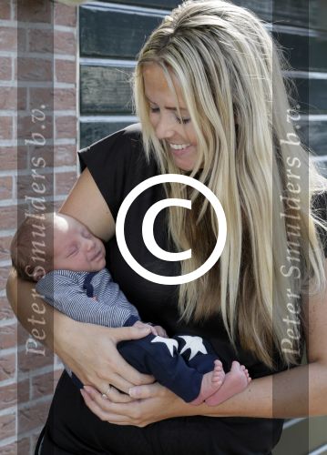 Volendam 13 augustus 2015
Monique Smit met vriend Martijn Molleman en hun pas geboren zoonje Noah.