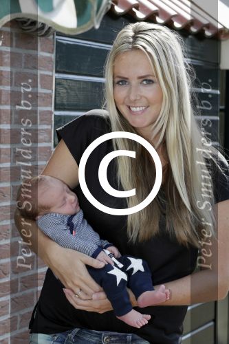 Volendam 13 augustus 2015
Monique Smit met vriend Martijn Molleman en hun pas geboren zoonje Noah.
