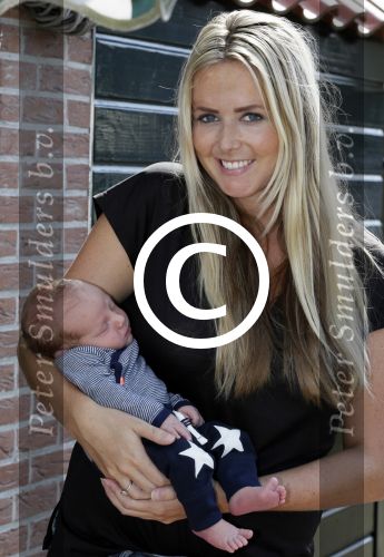 Volendam 13 augustus 2015
Monique Smit met vriend Martijn Molleman en hun pas geboren zoonje Noah.
