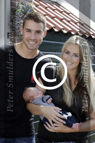 Volendam 13 augustus 2015
Monique Smit met vriend Martijn Molleman en hun pas geboren zoonje Noah.