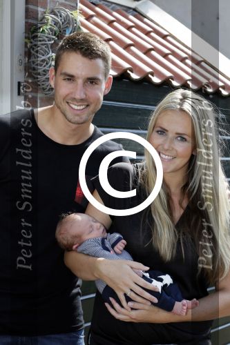 Volendam 13 augustus 2015
Monique Smit met vriend Martijn Molleman en hun pas geboren zoonje Noah.