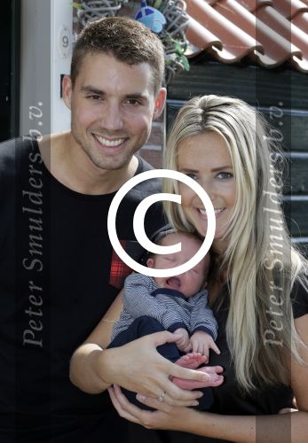 Volendam 13 augustus 2015
Monique Smit met vriend Martijn Molleman en hun pas geboren zoonje Noah.