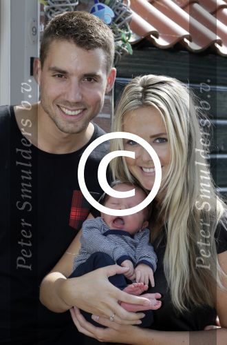 Volendam 13 augustus 2015
Monique Smit met vriend Martijn Molleman en hun pas geboren zoonje Noah.