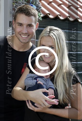 Volendam 13 augustus 2015
Monique Smit met vriend Martijn Molleman en hun pas geboren zoonje Noah.