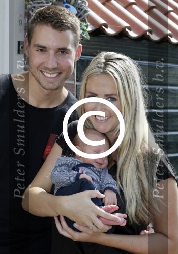 Volendam 13 augustus 2015
Monique Smit met vriend Martijn Molleman en hun pas geboren zoonje Noah.