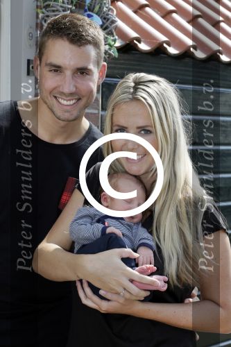 Volendam 13 augustus 2015
Monique Smit met vriend Martijn Molleman en hun pas geboren zoonje Noah.