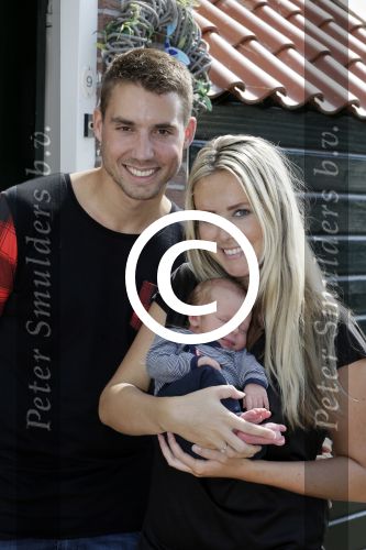 Volendam 13 augustus 2015
Monique Smit met vriend Martijn Molleman en hun pas geboren zoonje Noah.
