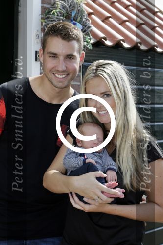 Volendam 13 augustus 2015
Monique Smit met vriend Martijn Molleman en hun pas geboren zoonje Noah.