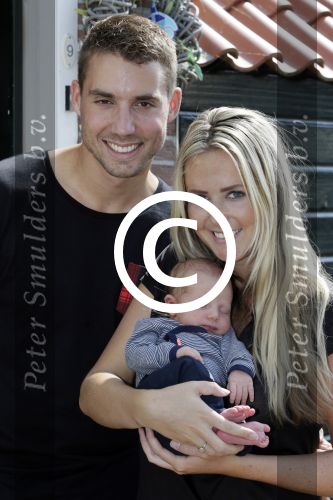 Volendam 13 augustus 2015
Monique Smit met vriend Martijn Molleman en hun pas geboren zoonje Noah.
