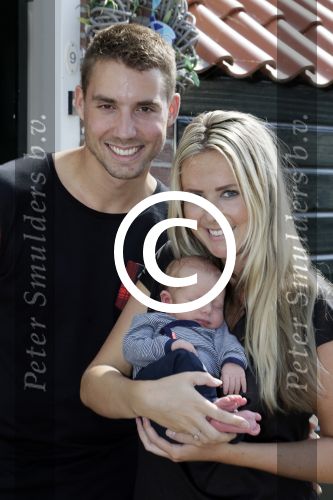Volendam 13 augustus 2015
Monique Smit met vriend Martijn Molleman en hun pas geboren zoonje Noah.