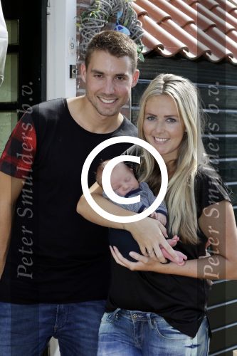 Volendam 13 augustus 2015
Monique Smit met vriend Martijn Molleman en hun pas geboren zoonje Noah.