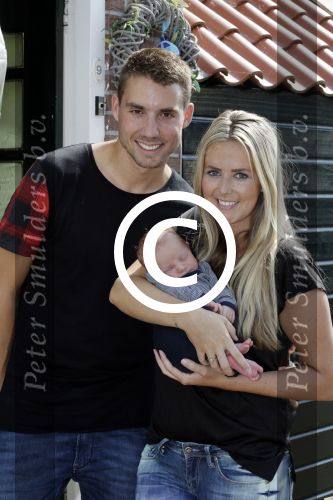 Volendam 13 augustus 2015
Monique Smit met vriend Martijn Molleman en hun pas geboren zoonje Noah.