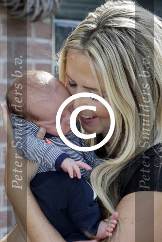 Volendam 13 augustus 2015
Monique Smit met vriend Martijn Molleman en hun pas geboren zoonje Noah.