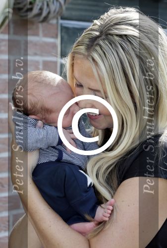 Volendam 13 augustus 2015
Monique Smit met vriend Martijn Molleman en hun pas geboren zoonje Noah.