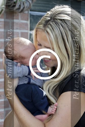 Volendam 13 augustus 2015
Monique Smit met vriend Martijn Molleman en hun pas geboren zoonje Noah.