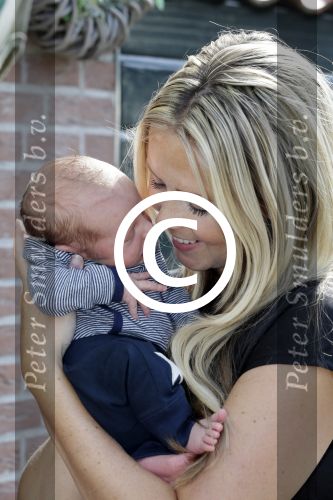 Volendam 13 augustus 2015
Monique Smit met vriend Martijn Molleman en hun pas geboren zoonje Noah.