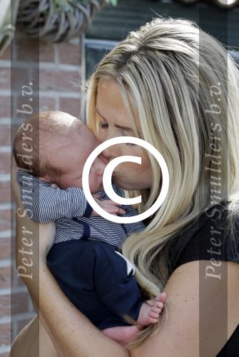 Volendam 13 augustus 2015
Monique Smit met vriend Martijn Molleman en hun pas geboren zoonje Noah.