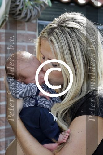 Volendam 13 augustus 2015
Monique Smit met vriend Martijn Molleman en hun pas geboren zoonje Noah.