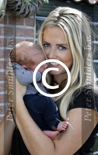 Volendam 13 augustus 2015
Monique Smit met vriend Martijn Molleman en hun pas geboren zoonje Noah.