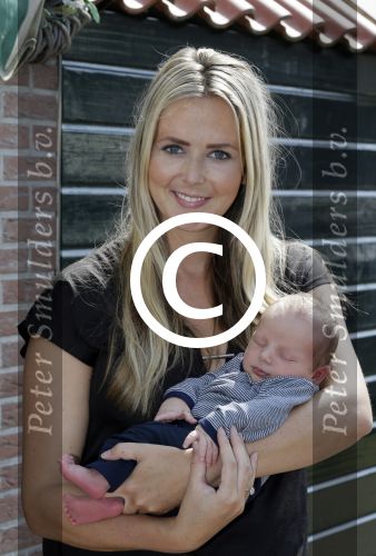 Volendam 13 augustus 2015
Monique Smit met vriend Martijn Molleman en hun pas geboren zoonje Noah.