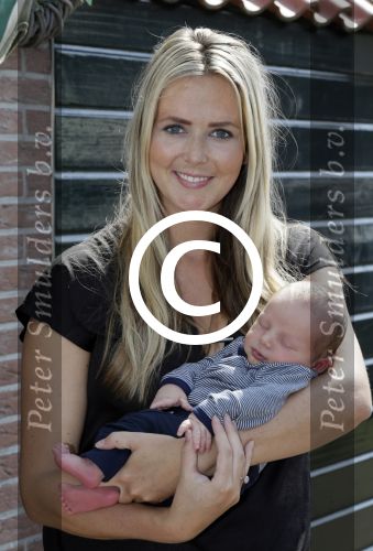 Volendam 13 augustus 2015
Monique Smit met vriend Martijn Molleman en hun pas geboren zoonje Noah.