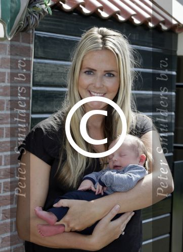 Volendam 13 augustus 2015
Monique Smit met vriend Martijn Molleman en hun pas geboren zoonje Noah.
