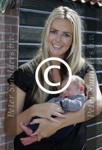Volendam 13 augustus 2015
Monique Smit met vriend Martijn Molleman en hun pas geboren zoonje Noah.