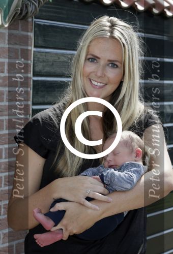 Volendam 13 augustus 2015
Monique Smit met vriend Martijn Molleman en hun pas geboren zoonje Noah.