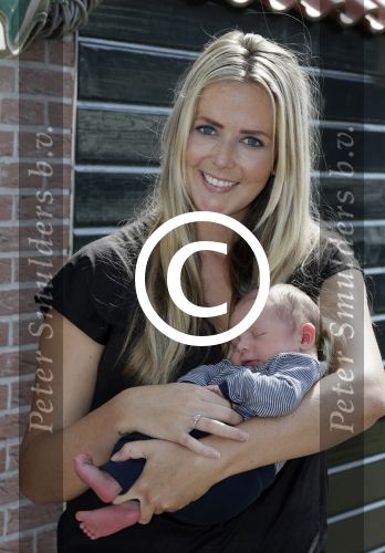Volendam 13 augustus 2015
Monique Smit met vriend Martijn Molleman en hun pas geboren zoonje Noah.