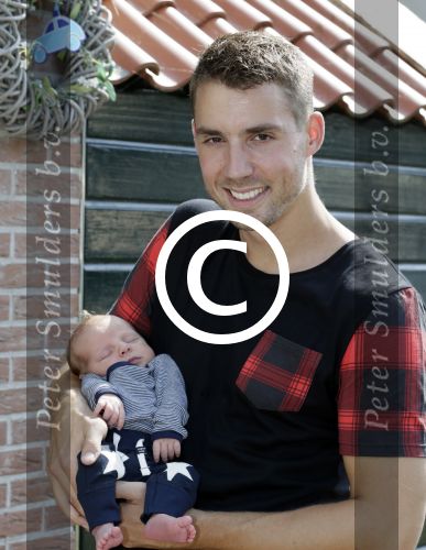 Volendam 13 augustus 2015
Monique Smit met vriend Martijn Molleman en hun pas geboren zoonje Noah.
