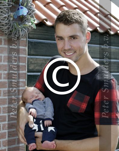 Volendam 13 augustus 2015
Monique Smit met vriend Martijn Molleman en hun pas geboren zoonje Noah.