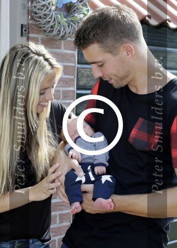 Volendam 13 augustus 2015
Monique Smit met vriend Martijn Molleman en hun pas geboren zoonje Noah.
