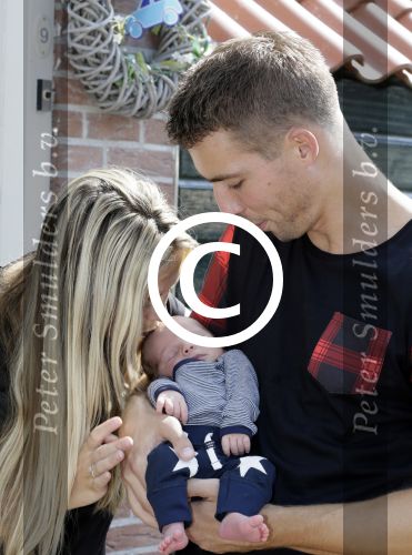 Volendam 13 augustus 2015
Monique Smit met vriend Martijn Molleman en hun pas geboren zoonje Noah.