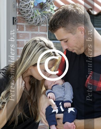 Volendam 13 augustus 2015
Monique Smit met vriend Martijn Molleman en hun pas geboren zoonje Noah.