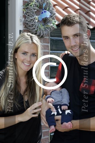 Volendam 13 augustus 2015
Monique Smit met vriend Martijn Molleman en hun pas geboren zoonje Noah.