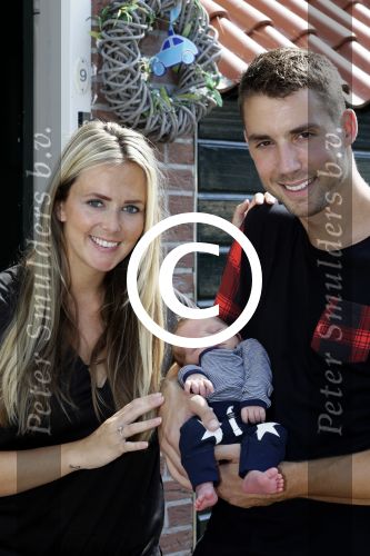 Volendam 13 augustus 2015
Monique Smit met vriend Martijn Molleman en hun pas geboren zoonje Noah.