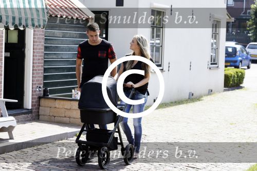 Volendam 13 augustus 2015
Monique Smit met vriend Martijn Molleman en hun pas geboren zoonje Noah.