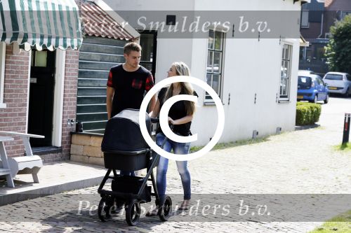Volendam 13 augustus 2015
Monique Smit met vriend Martijn Molleman en hun pas geboren zoonje Noah.