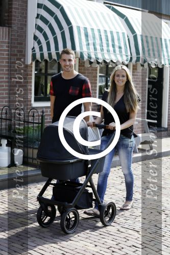 Volendam 13 augustus 2015
Monique Smit met vriend Martijn Molleman en hun pas geboren zoonje Noah.