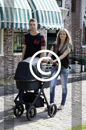 Volendam 13 augustus 2015
Monique Smit met vriend Martijn Molleman en hun pas geboren zoonje Noah.