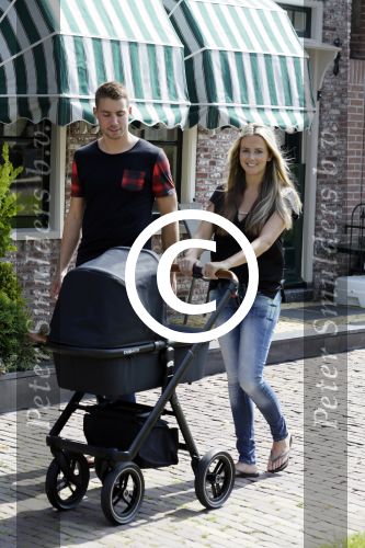 Volendam 13 augustus 2015
Monique Smit met vriend Martijn Molleman en hun pas geboren zoonje Noah.