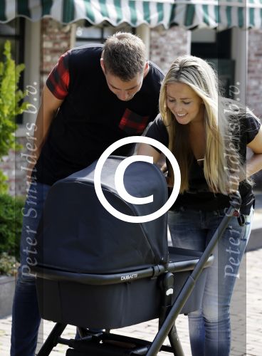 Volendam 13 augustus 2015
Monique Smit met vriend Martijn Molleman en hun pas geboren zoonje Noah.