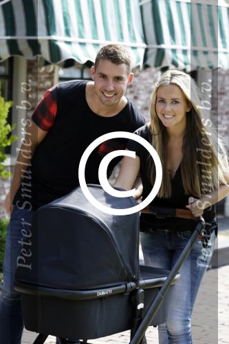 Volendam 13 augustus 2015
Monique Smit met vriend Martijn Molleman en hun pas geboren zoonje Noah.