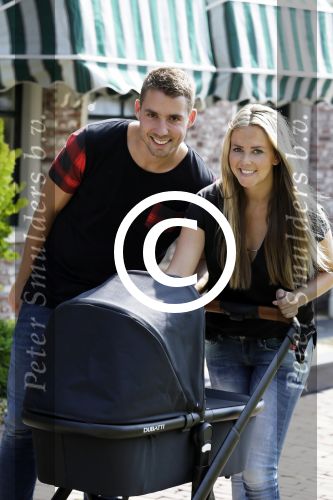 Volendam 13 augustus 2015
Monique Smit met vriend Martijn Molleman en hun pas geboren zoonje Noah.