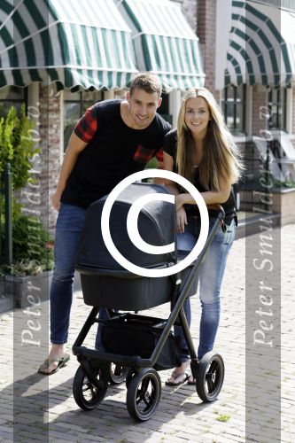 Volendam 13 augustus 2015
Monique Smit met vriend Martijn Molleman en hun pas geboren zoonje Noah.