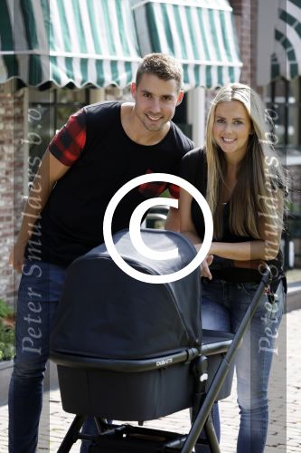 Volendam 13 augustus 2015
Monique Smit met vriend Martijn Molleman en hun pas geboren zoonje Noah.