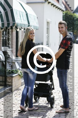 Volendam 13 augustus 2015
Monique Smit met vriend Martijn Molleman en hun pas geboren zoonje Noah.